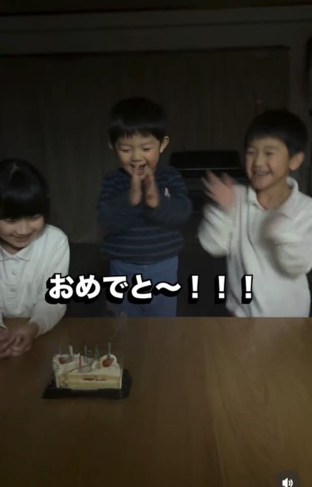 「おめでとう」の声が響く▶弟くんの念願が叶い…(⇒次へ)