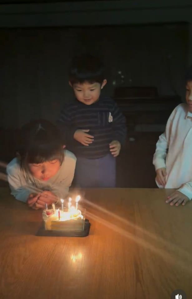 無事にお姉ちゃんが吹き消すことに成功▶部屋が暗くなり…(⇒次へ)