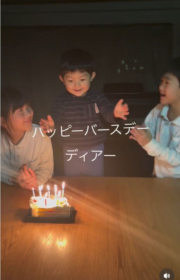 バースデーソングをみんなで歌う▶歌が終わり…(⇒次へ)