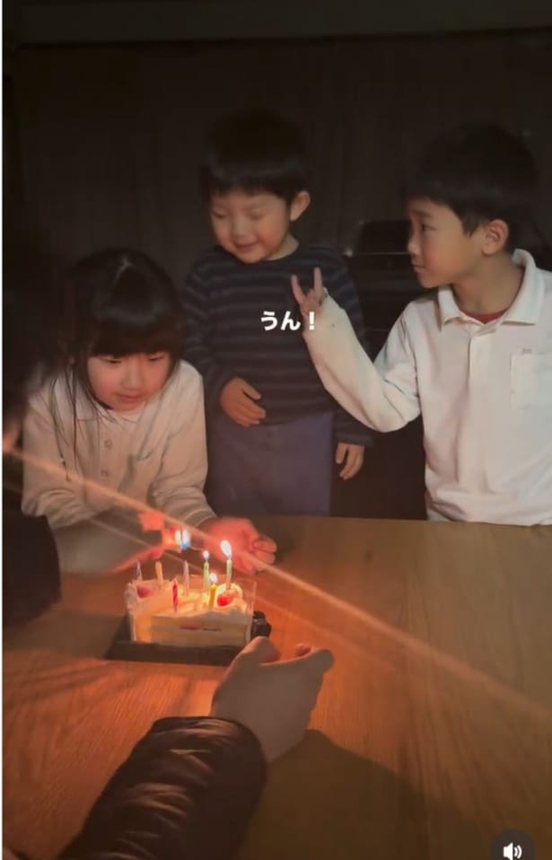 ろうそくの炎に目が釘付けの弟くん(⇒次へ)