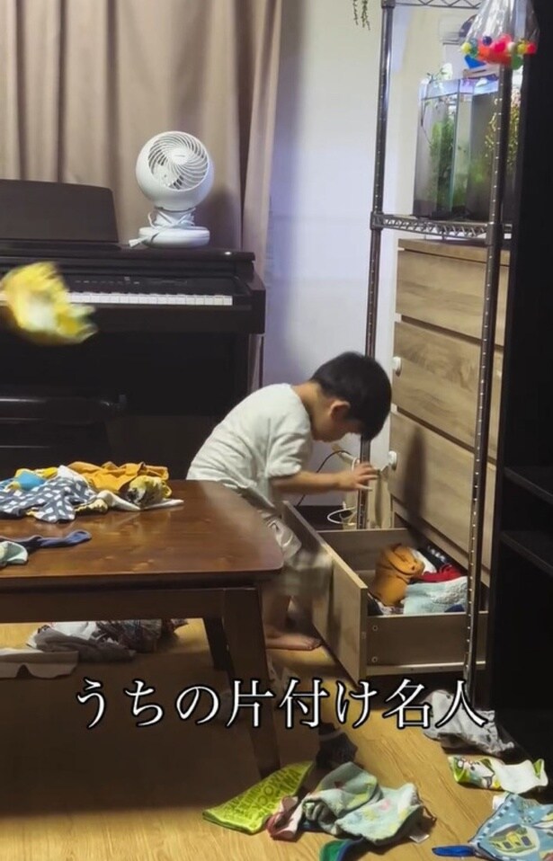 たんすから洋服を次々に出す弟くん▶ごはん中ですけど…（⇒次へ）