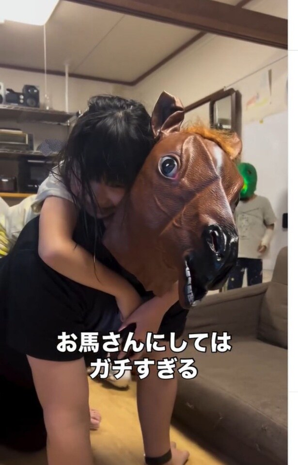 馬のかぶりものを身につけたパパ▶（次画像から予想外の出来事が起こる保育士時代をおもしろおかしく描いた『ただいま！ 保育士でこ先生』が読めます）