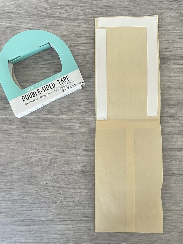 茶封筒の上部と両サイドに両面テープを貼る(▶次へ)