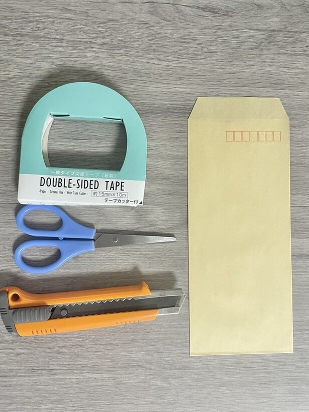 材料は茶封筒・両面テープ・はさみ・カッター(▶手順は次へ)