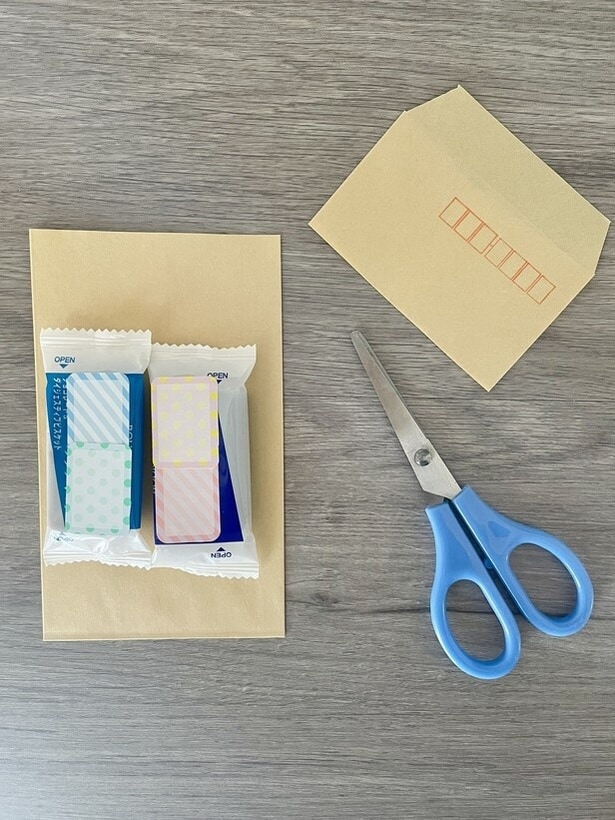 茶封筒の上部をギフトのサイズに合わせてカット(▶次へ)