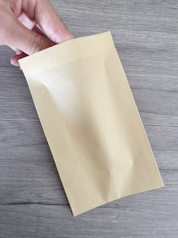 茶封筒を切り開く前の形に折りたたんで、両サイドを貼り付ける(▶次へ)