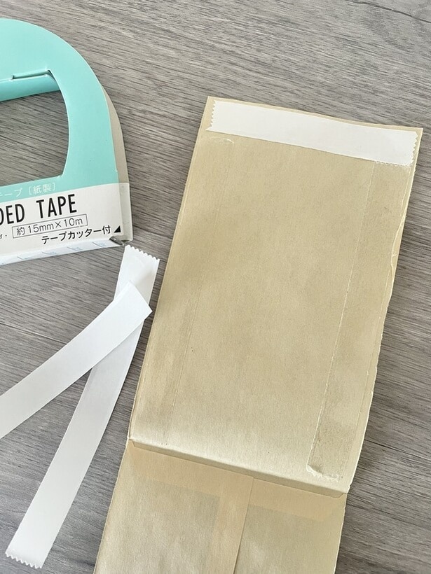 両サイドに貼った両面テープの剥離紙を剥がす(▶次へ)