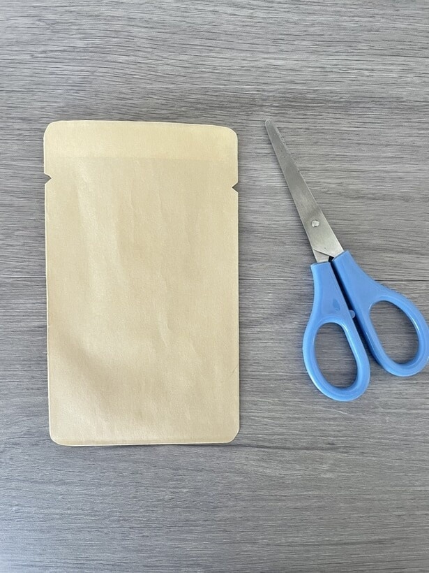 上部の両サイドに開け口を作る(▶次へ)