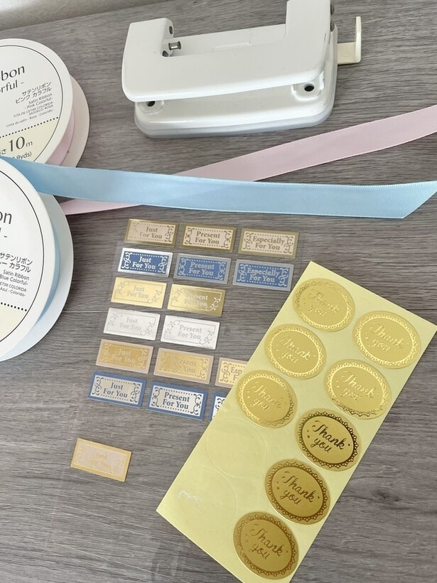 装飾に使用するのは、シール・穴あけパンチ・リボン(▶手順は次へ)