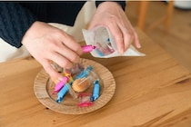 茶封筒をリメイク！手軽にできる大人かわいいギフトラッピング術