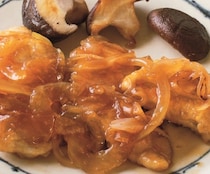 ごはんが進む！甘辛だれがしっかりからんだ「とりむねと玉ねぎの照り焼き」