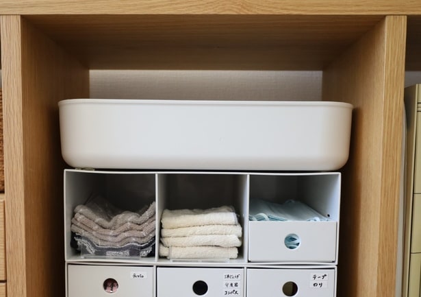 一番上には、無印のやわらかポリエチレンケースを置いて「使用済みプリントの一時置き場」に