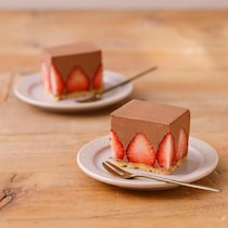 SNSで10万「いいね」のかわいい人気レシピ！いちごのチョコムースケーキ【おいしすぎるお菓子作り】