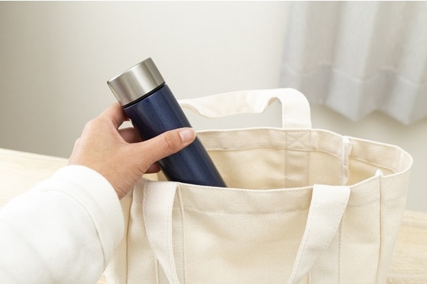 バッグの中で水筒が自立!アイテム2つでできる簡単収納ライフハック