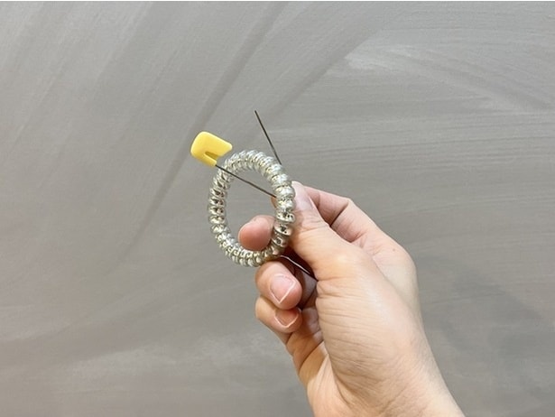 安全ピンにゴムを通して…(▶次へ)