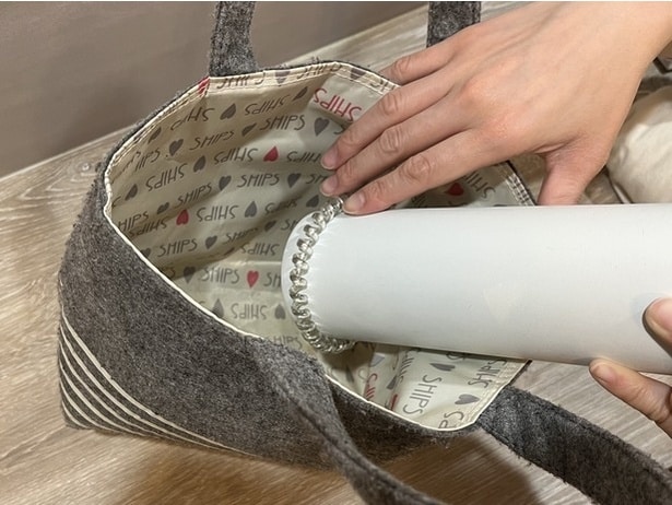 取り付けたヘアゴムに水筒を通すと…(▶次へ)