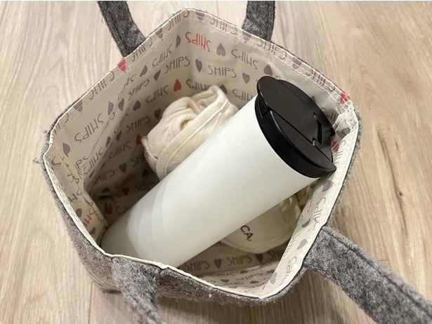 バッグの中で水筒を立てて収納する方法をご紹介(▶次へ)