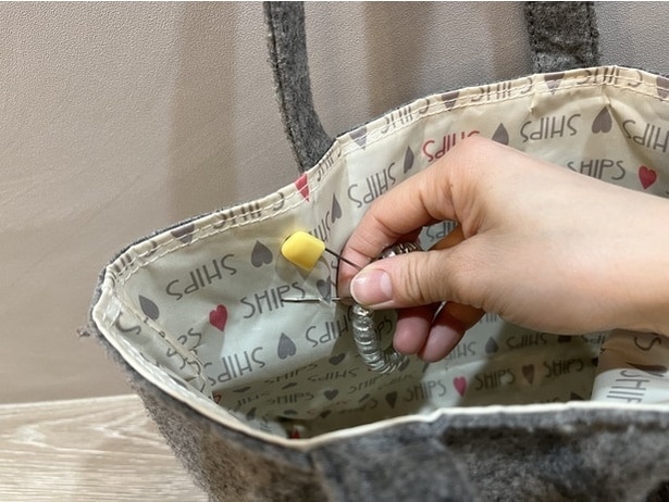バッグの内側に安全ピンを取り付ける(▶次へ)