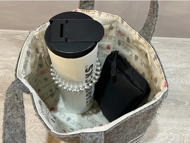 バッグの中で水筒が自立!荷物が少ないときでも倒れにくい!(▶次へ)