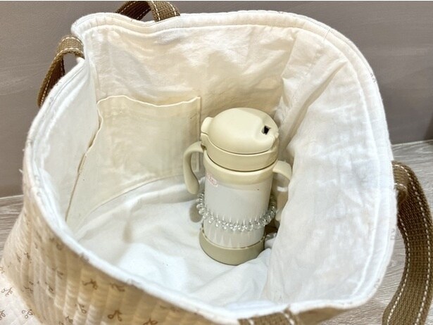 倒れがちな水筒も、安全ピンとゴムをつけるだけでスッキリ固定!(▶次へ)