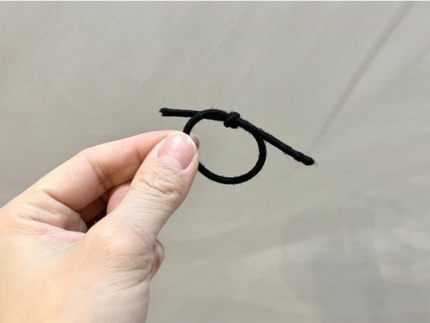 折りたたみ傘やペットボトルもOK!ゴムのサイズを変えるだけで…(▶次へ)