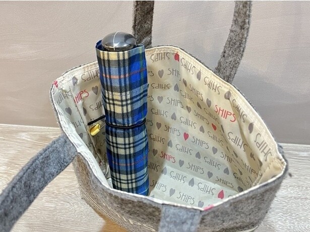 バッグの底で迷子になりがちな細いアイテムも、しっかり立てて収納できる(▶次へ)