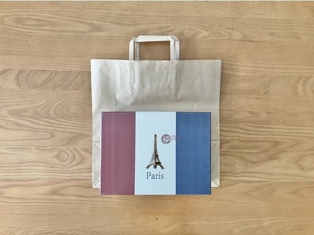 紙袋と荷物を中心線で重ねたら…（▶次へ）