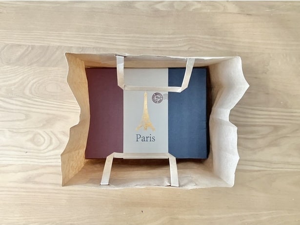 折り目を付けて整えるだけで、紙袋のマチのサイズは変えられる！（▶もとの紙袋を見る）