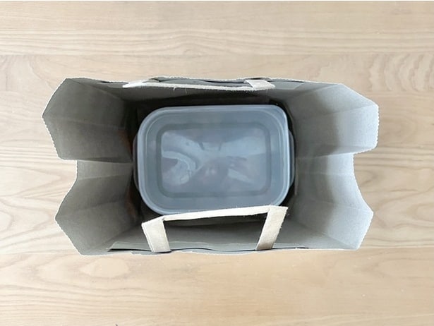 傾けずに入れられるから汁漏れの心配なし！（▶他の活用例は？）