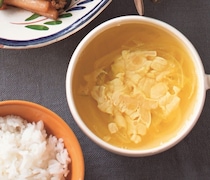 【材料は玉ねぎ半分とチーズだけ】あと一品に迷ったら。とろ～りコク旨なシンプルスープ