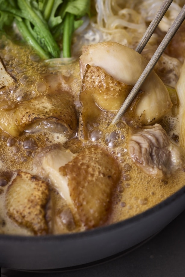 鍋を熱してねぎを入れ、表面がこんがりするまで焼く。鶏肉を皮目から焼き、焼き色がついたら返す。肉に火が通ってきたら調味料を順に加えて軽く煮る。アクが出たらとり除く。