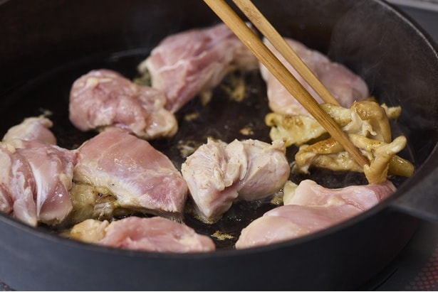 鶏皮を保存している場合は牛脂のように使ってもOK