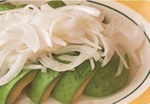 アボカドに「甘酢もみ玉ねぎ」をのせるだけ。包丁1本で完結するデリ風サラダ