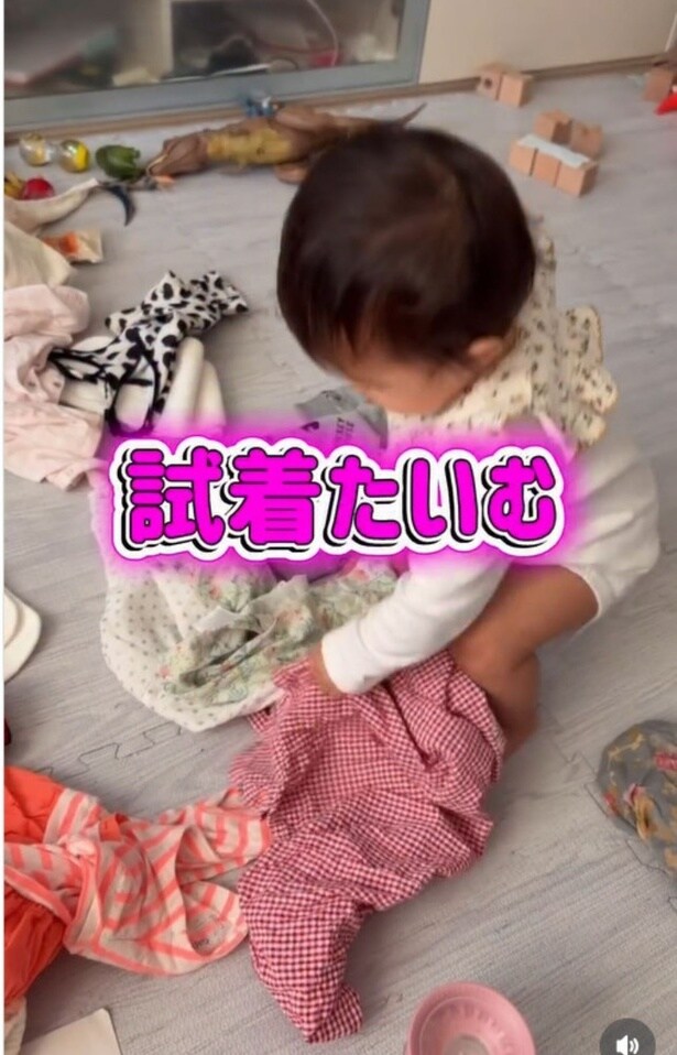 服をたくさん出して試着タイム▶「たくさんあって迷うわ…」(⇒次へ)