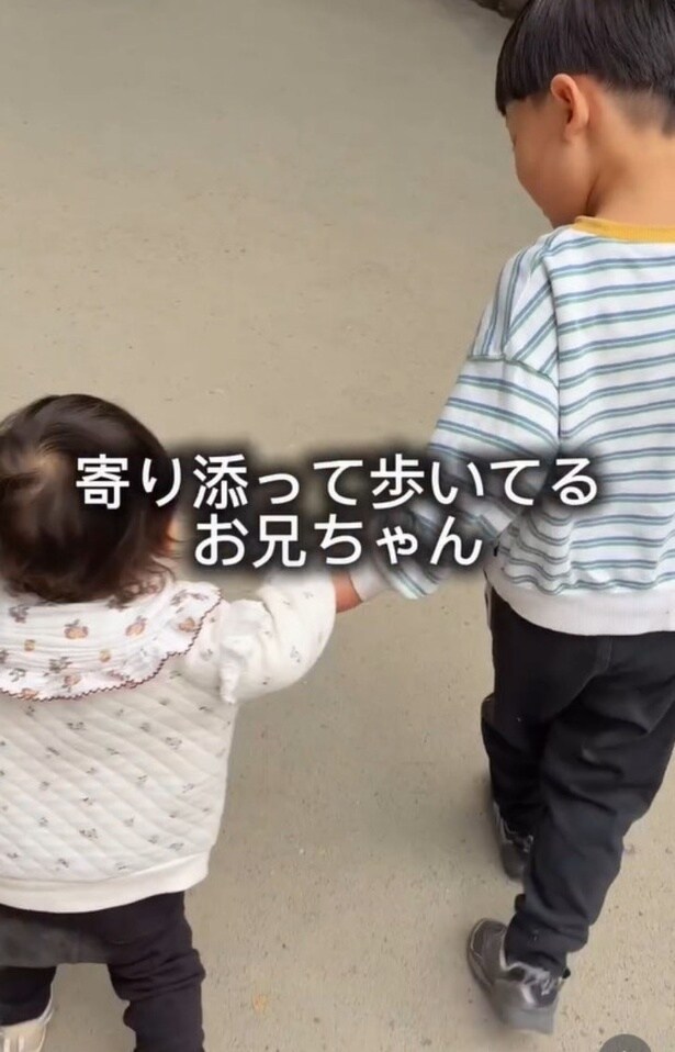 妹のスピードに合わせて歩く▶お兄ちゃんからの愛情をもらって…(⇒次へ)