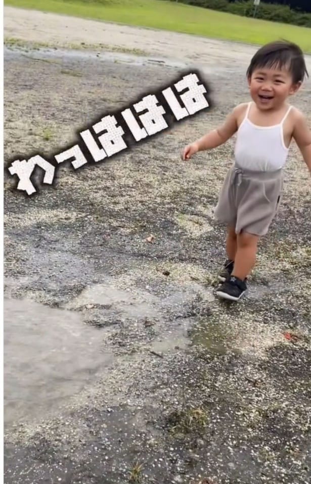 水たまりに笑顔でジャンプ!▶ジャンプを繰り返したあと…(⇒次へ)