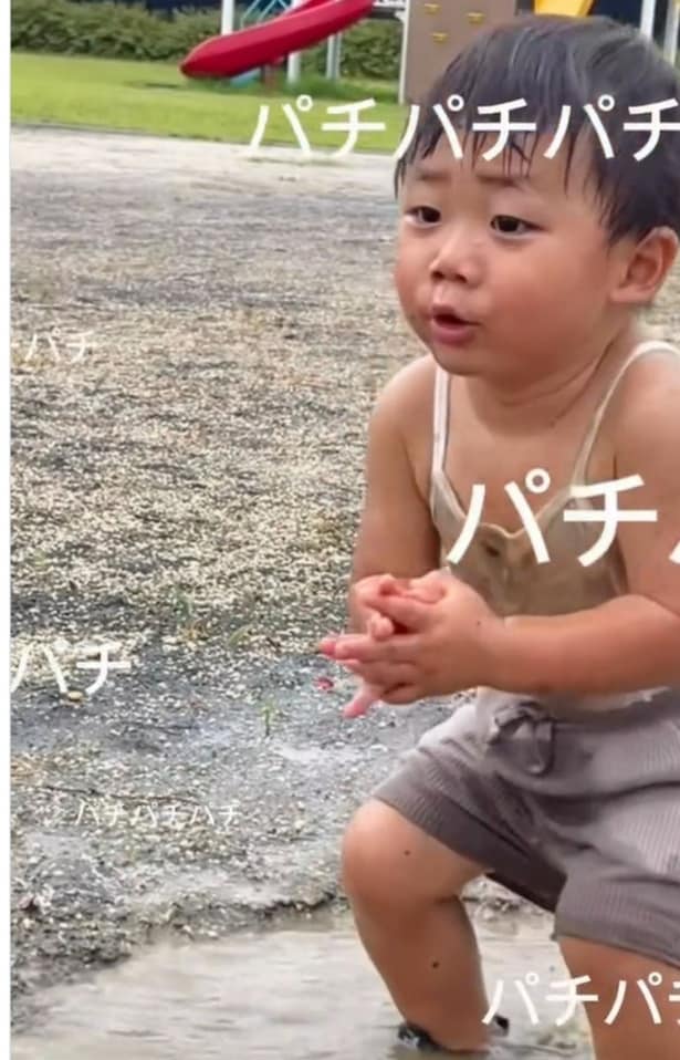 セルフ拍手でテンション爆上がり▶(次画像から育児や日々の暮らしのなか、通りすがりの優しさを伝えるコミックエッセイ『いつかのやさしさに、今日も救われてます るしこの子育て日記 3』が読めます)