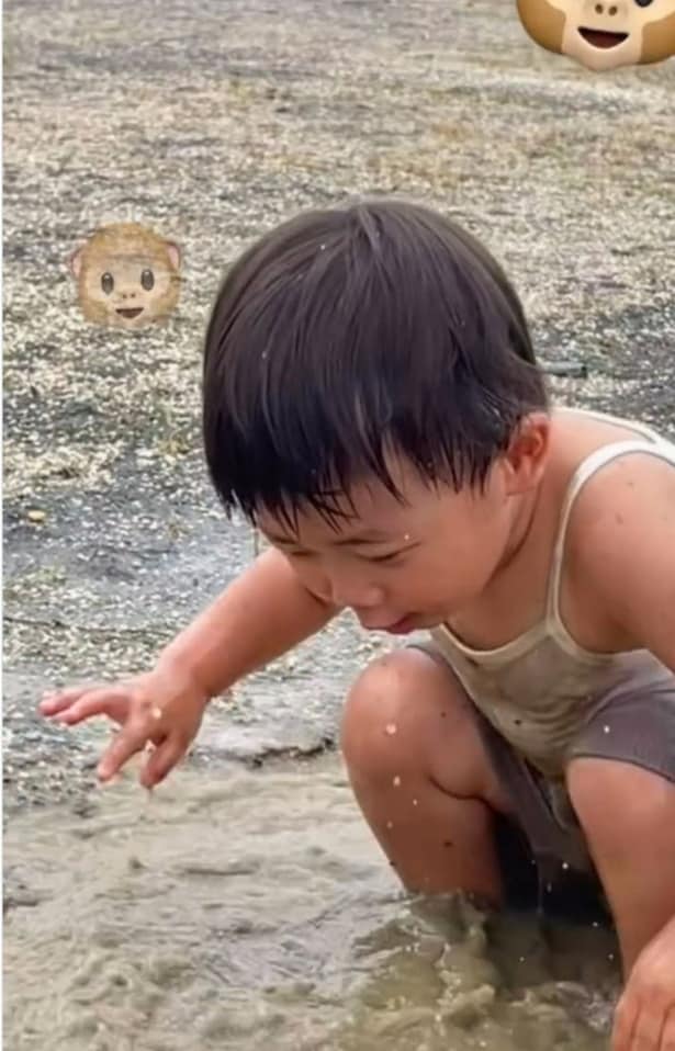 水たまりにしゃがみ込み、水遊び▶服が灰色に染まろうとも…(⇒次へ)