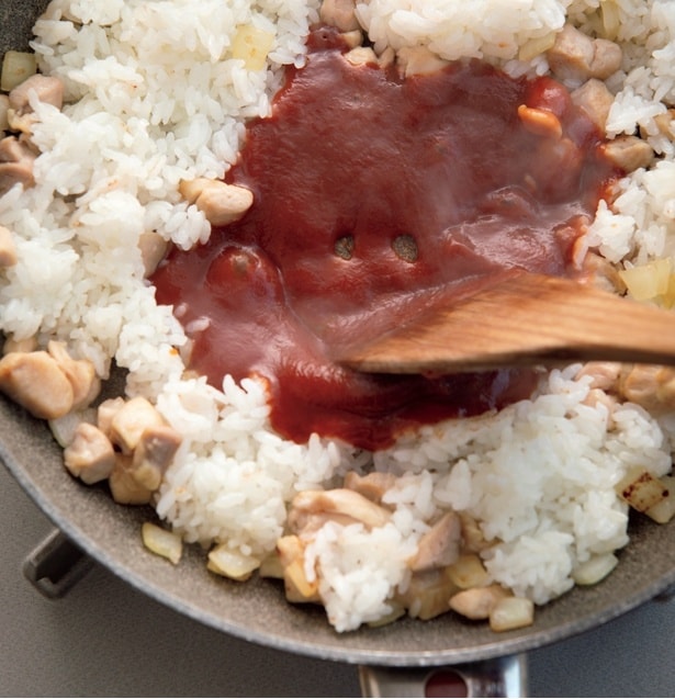 手順1　具とご飯を炒め、ケチャップとソースを煮立てる