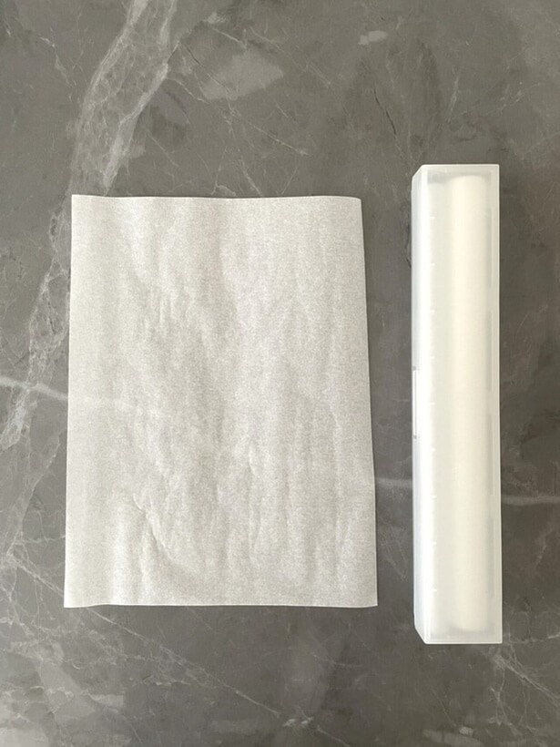 クッキングシートを長方形にカットする（▶次へ）