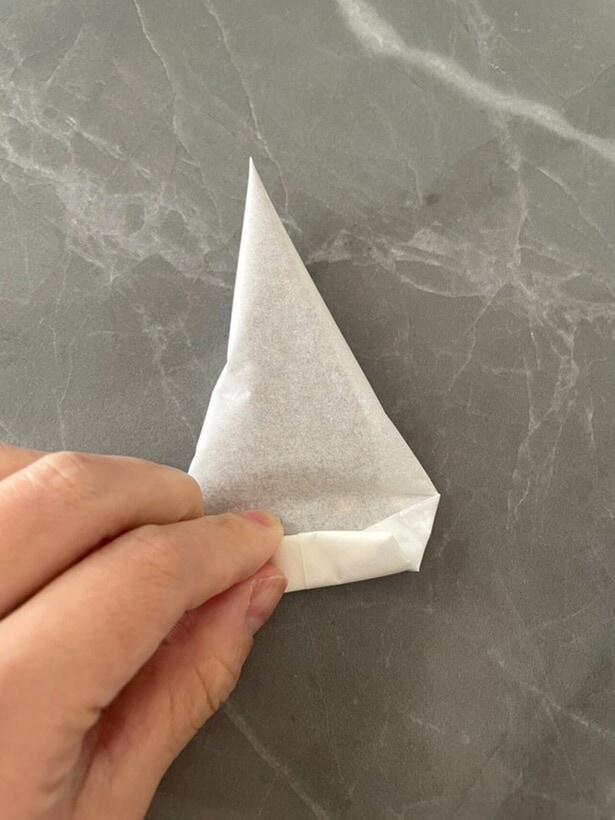 コルネの開け口を折り返す（▶次へ）