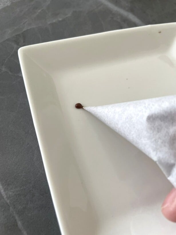 手作りチョコペンの完成！（▶実際に文字を書いてみると…？）