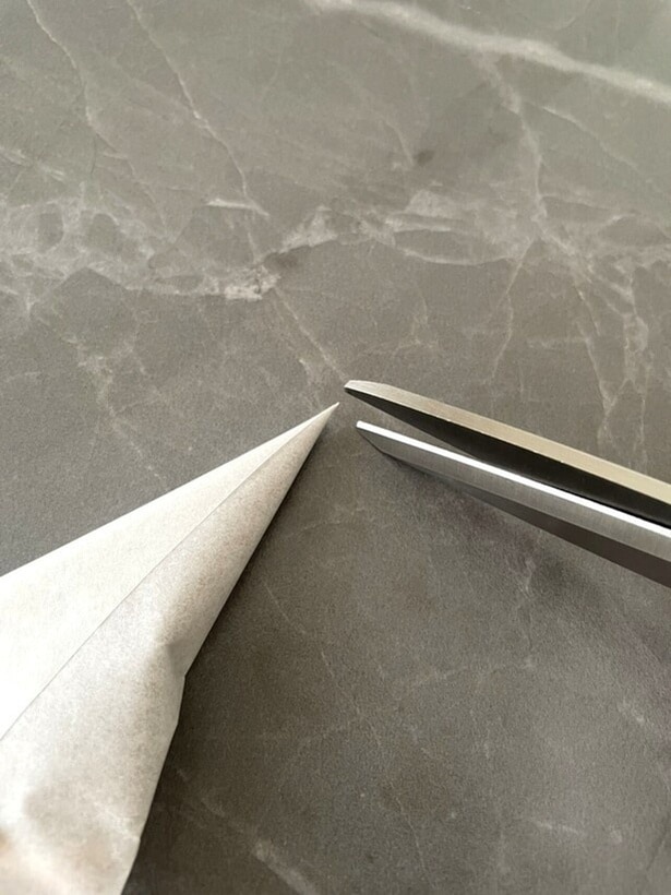 先端をはさみで少し切る（▶次へ）