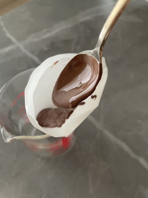 スプーンですくってコルネの中に入れる（▶次へ）