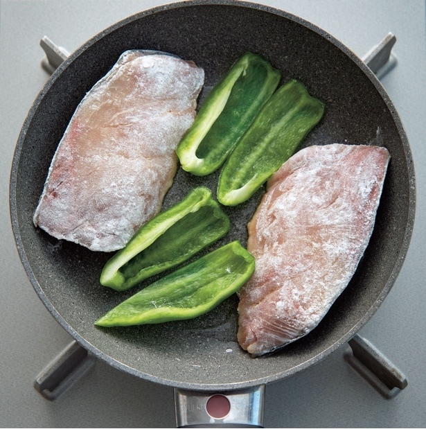 手順2　皮目をフライパンの縁に寄せて焼く