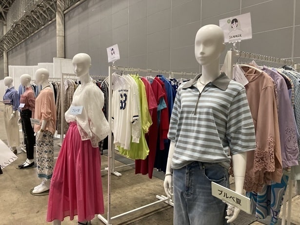 骨格タイプやパーソナルカラー別に並んだアパレル商品