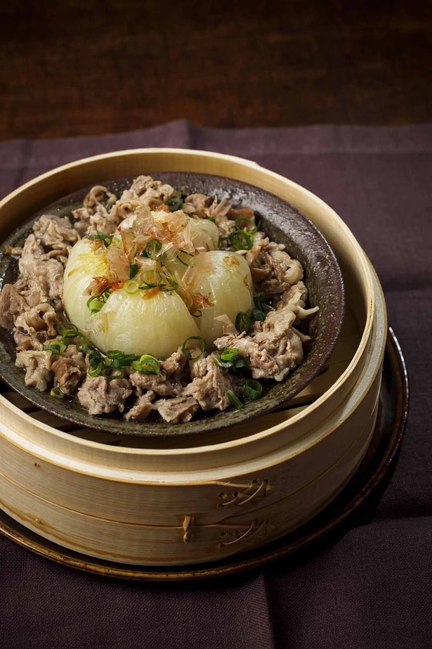 新玉の豚こま蒸し。次のページで蒸す前の工程の写真を確認できます。