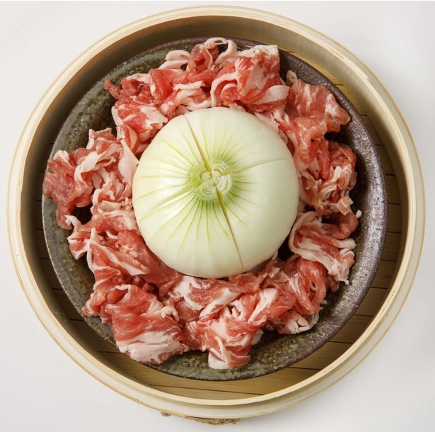 切り込みを入れた玉ねぎを真ん中に、まわりに豚肉を並べる