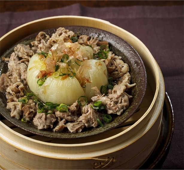 豚こまと旬の新玉ねぎを丸ごとせいろへ！カンタンなのに美味しい「新玉の豚こま蒸し」