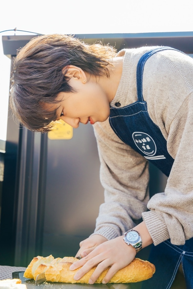 パンを切るだけで絵になってます…！